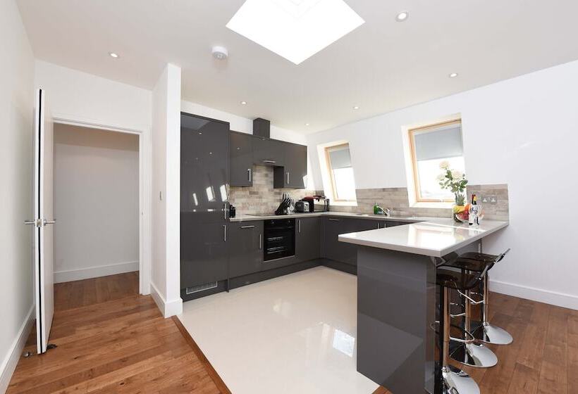 Modern & Spacious 2 Bed Apartment At Clapham Junction