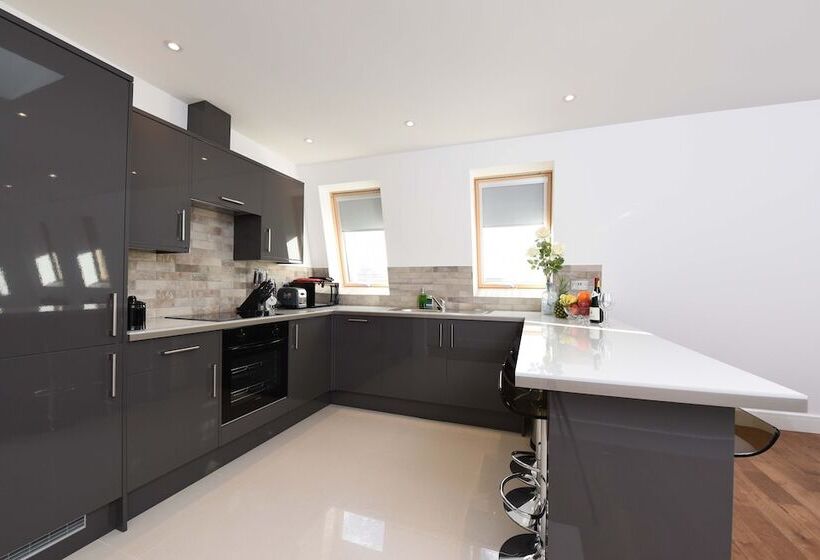 Modern & Spacious 2 Bed Apartment At Clapham Junction