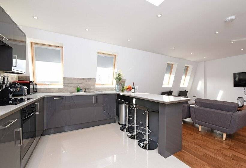 Modern & Spacious 2 Bed Apartment At Clapham Junction