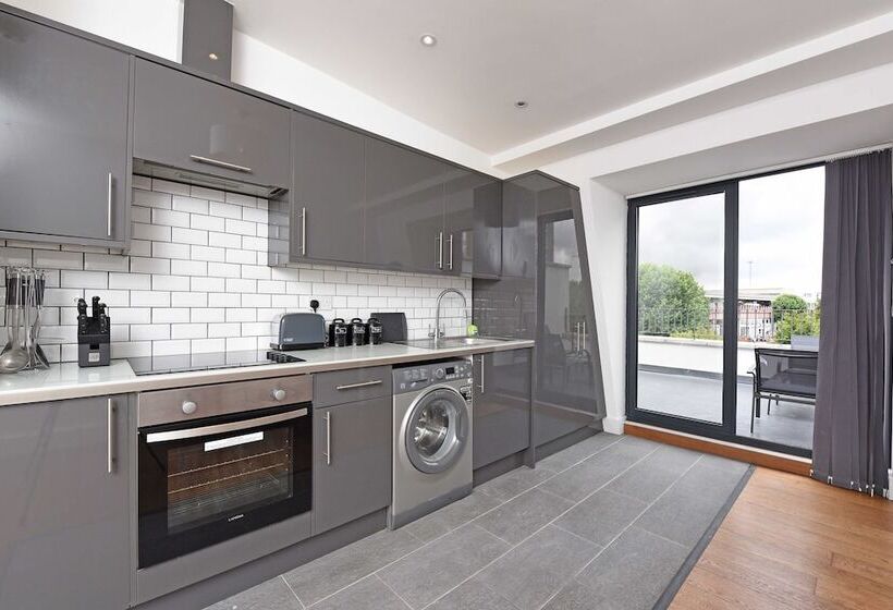 Modern & Spacious 2 Bed Apartment At Clapham Junction