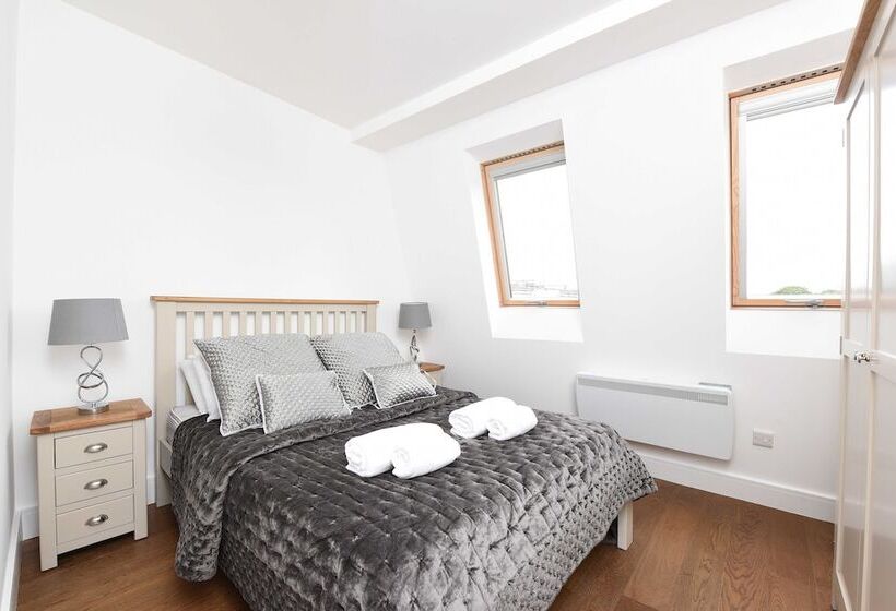Modern & Spacious 2 Bed Apartment At Clapham Junction