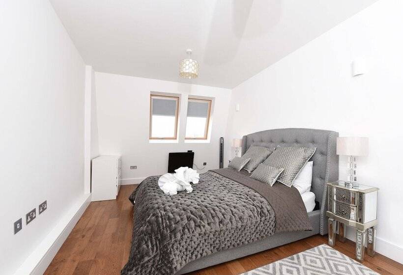 Modern & Spacious 2 Bed Apartment At Clapham Junction