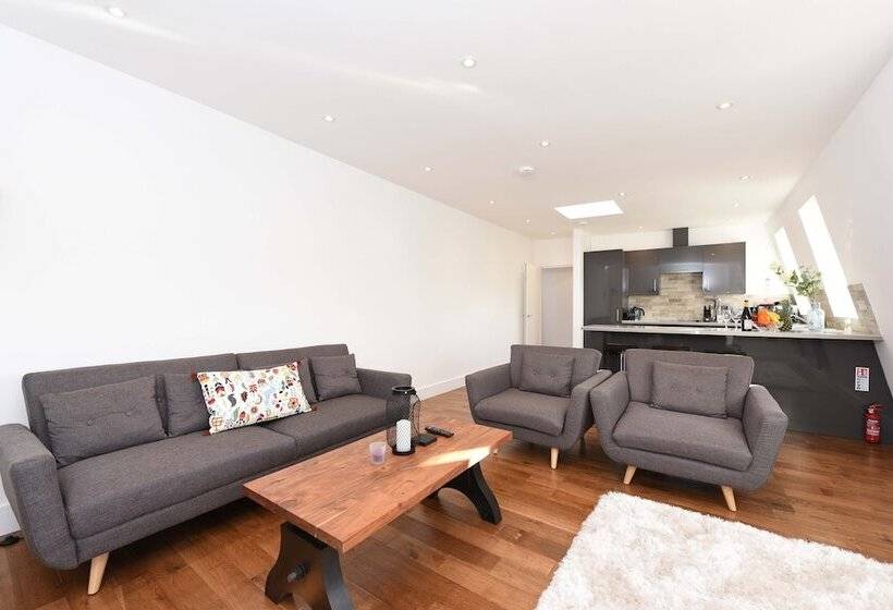 Modern & Spacious 2 Bed Apartment At Clapham Junction