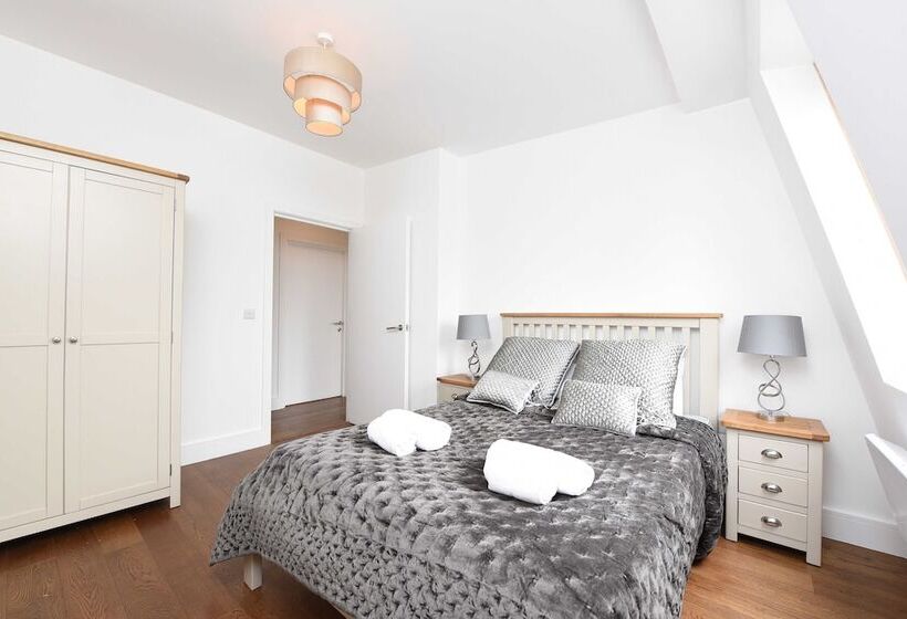 Modern & Spacious 2 Bed Apartment At Clapham Junction