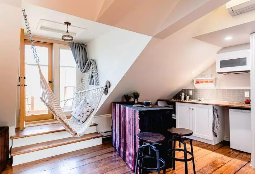 Hostelli L'auberge Du Qg