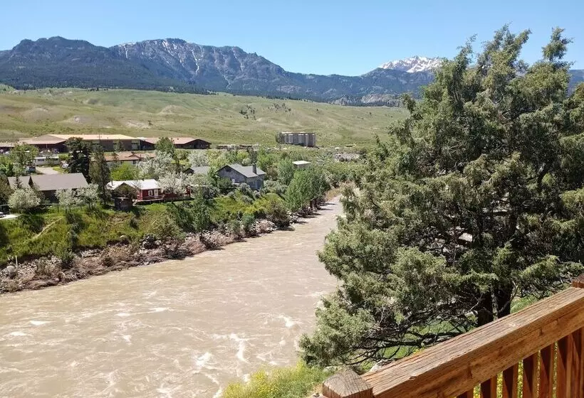 モーテル Yellowstone Riverside Cottages