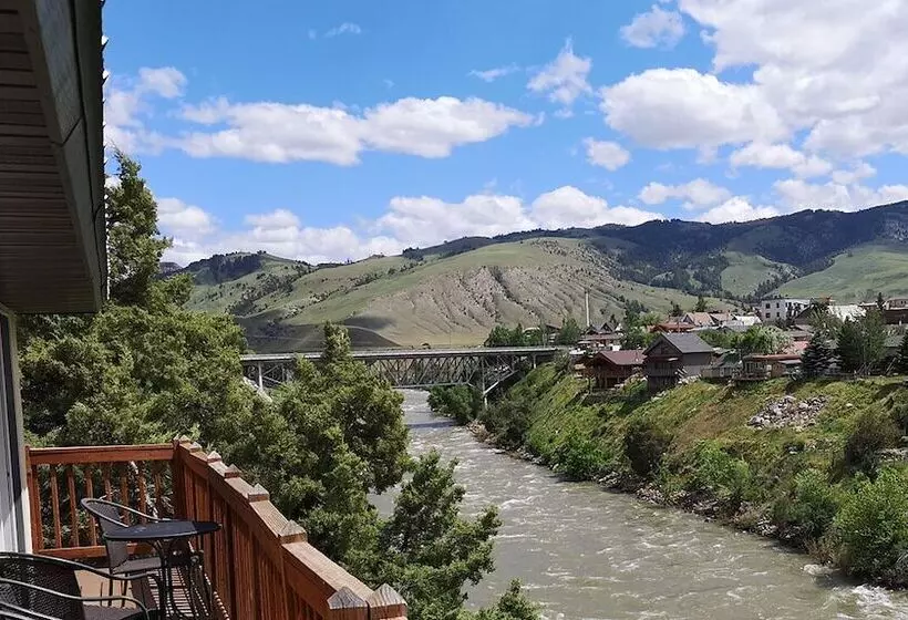 モーテル Yellowstone Riverside Cottages