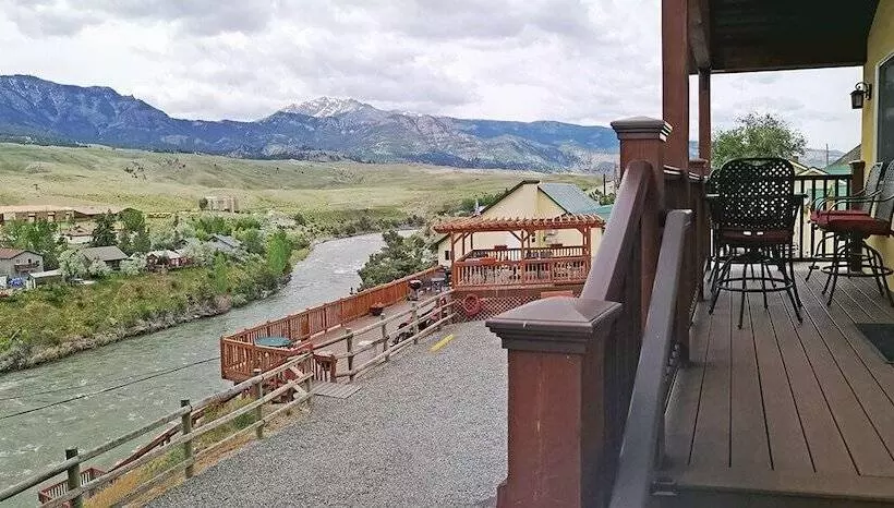 モーテル Yellowstone Riverside Cottages