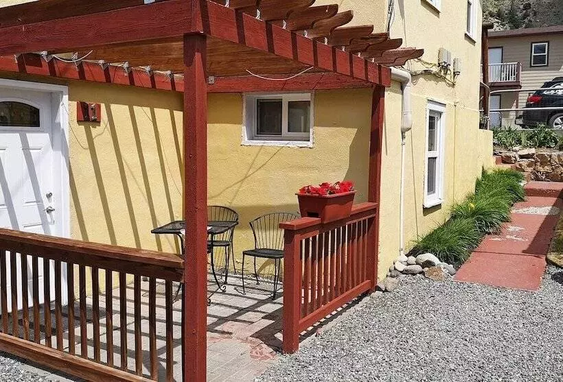 モーテル Yellowstone Riverside Cottages