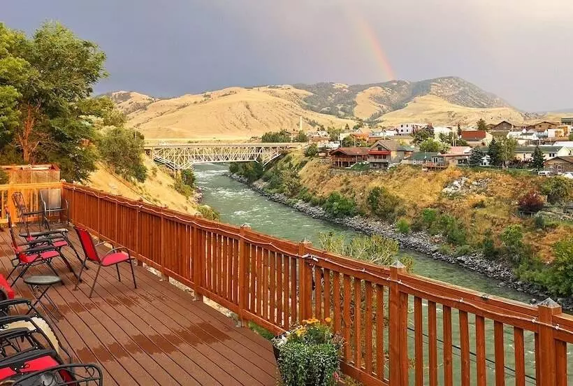 モーテル Yellowstone Riverside Cottages