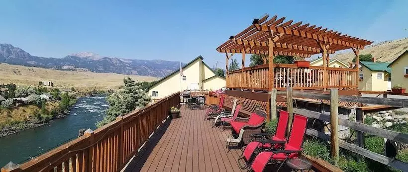 モーテル Yellowstone Riverside Cottages