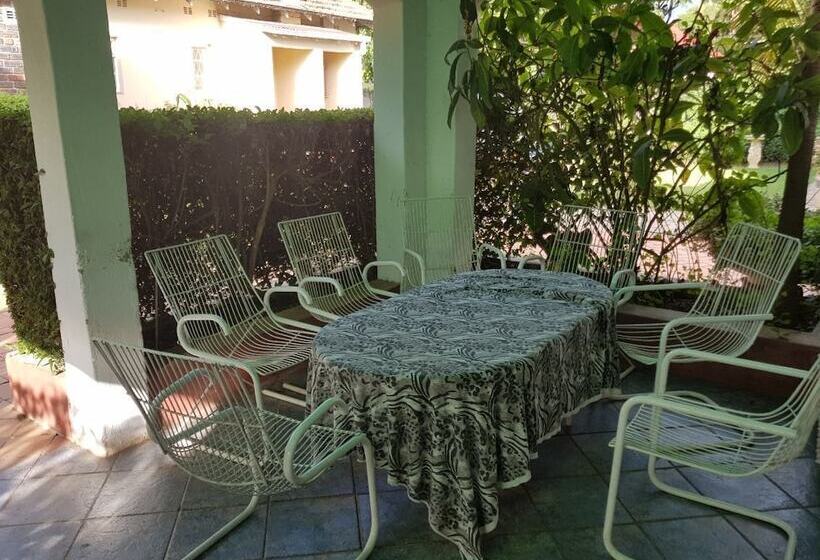 پانسیون Intercom Lodge