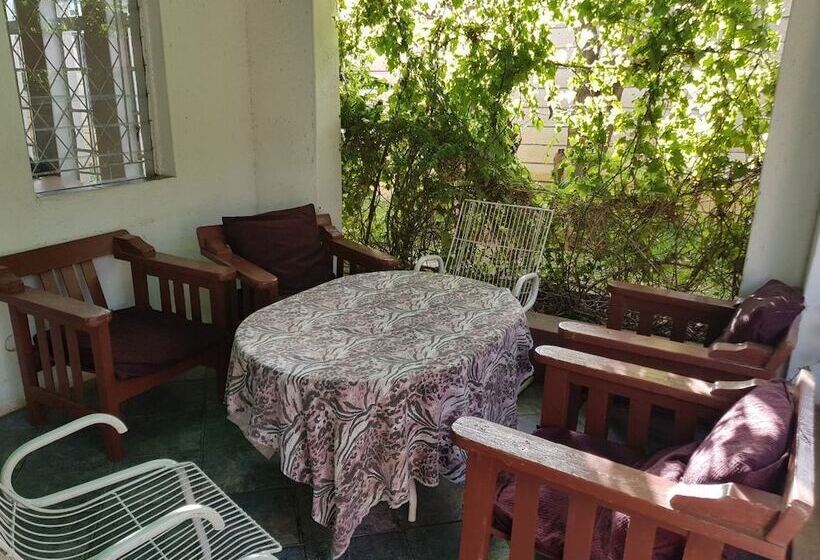 پانسیون Intercom Lodge