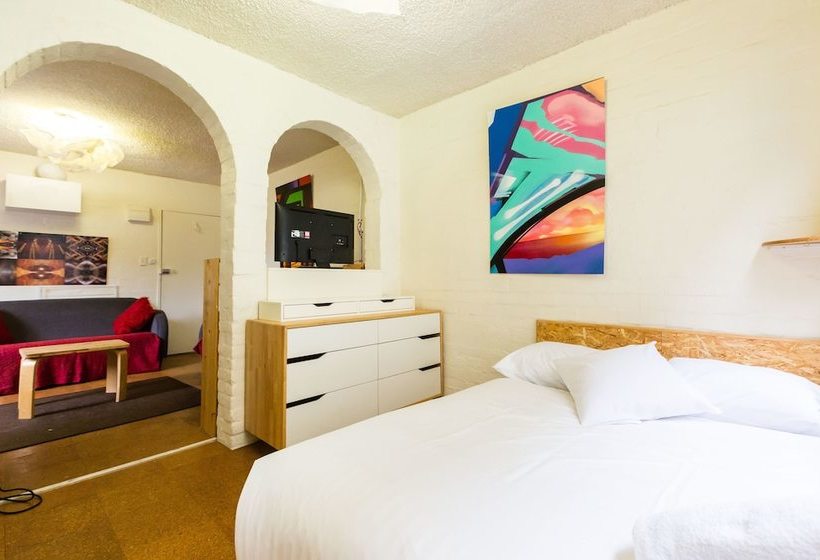 The Reid Simple Artsy Studio By Rose St Markets