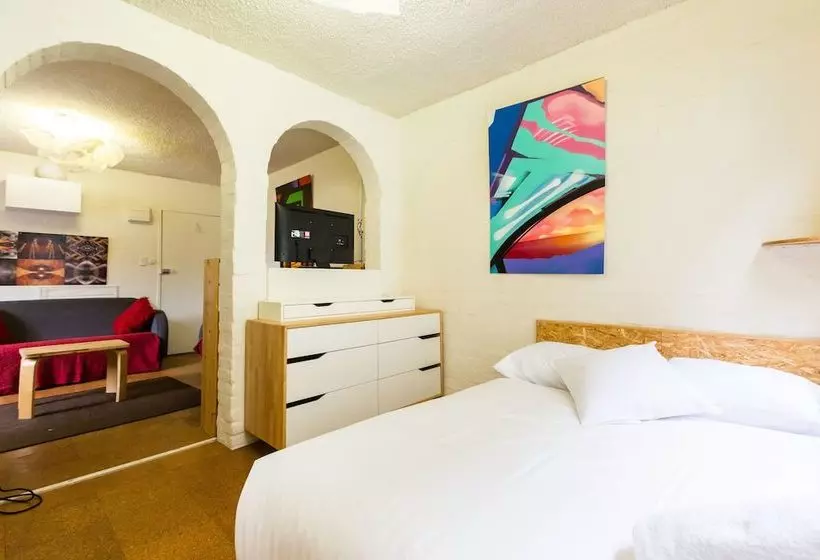 The Reid   Simple Artsy Studio By Rose St Markets