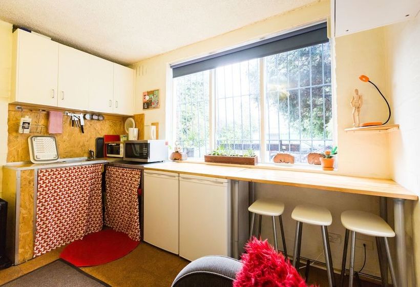 The Reid Simple Artsy Studio By Rose St Markets