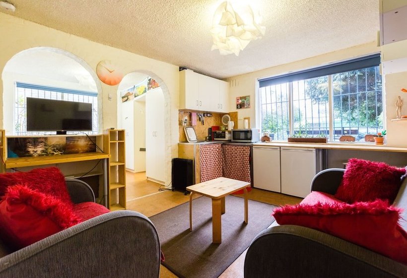 The Reid Simple Artsy Studio By Rose St Markets