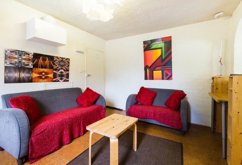 The Reid Simple Artsy Studio By Rose St Markets