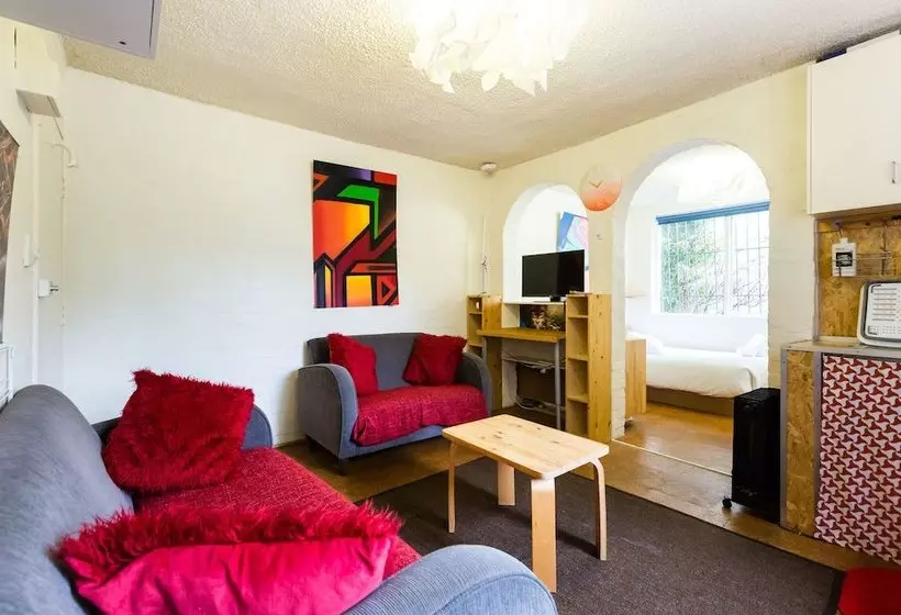 The Reid   Simple Artsy Studio By Rose St Markets