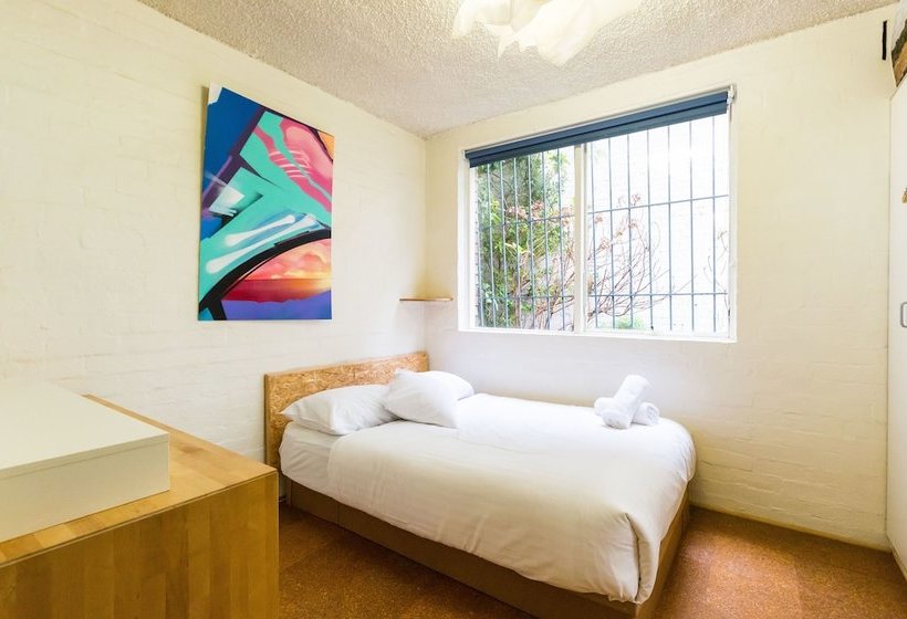 The Reid Simple Artsy Studio By Rose St Markets