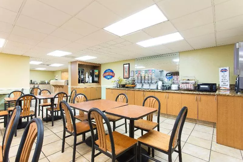 هتل Oasis Bay Suites, Tampa, Busch Gardens, Usf