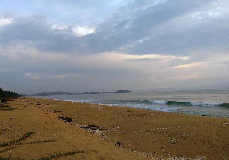 فندق Anggun Beach Guest House