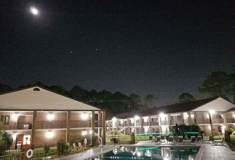 בית מלון כפרי At Home Inn   Pensacola