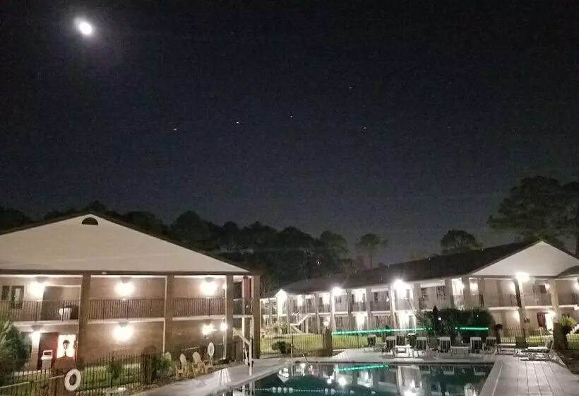 هتل At Home Inn   Pensacola