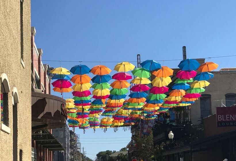 בית מלון כפרי At Home Inn   Pensacola