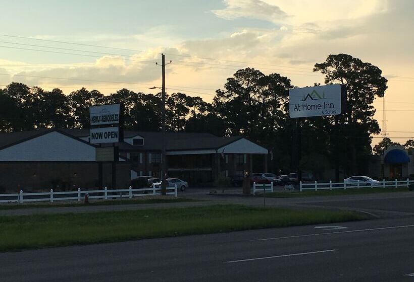 בית מלון כפרי At Home Inn   Pensacola