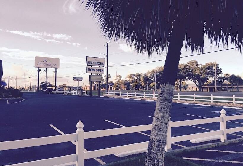 בית מלון כפרי At Home Inn   Pensacola