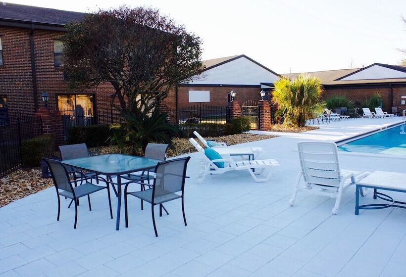 בית מלון כפרי At Home Inn   Pensacola