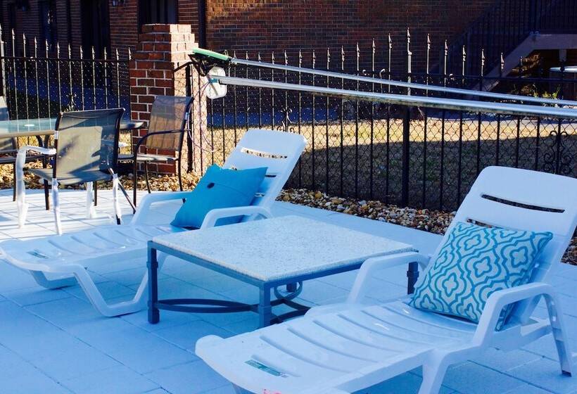 בית מלון כפרי At Home Inn   Pensacola