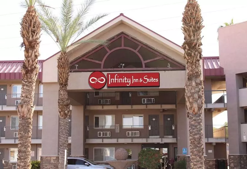 호텔 Infinity Inn & Suites