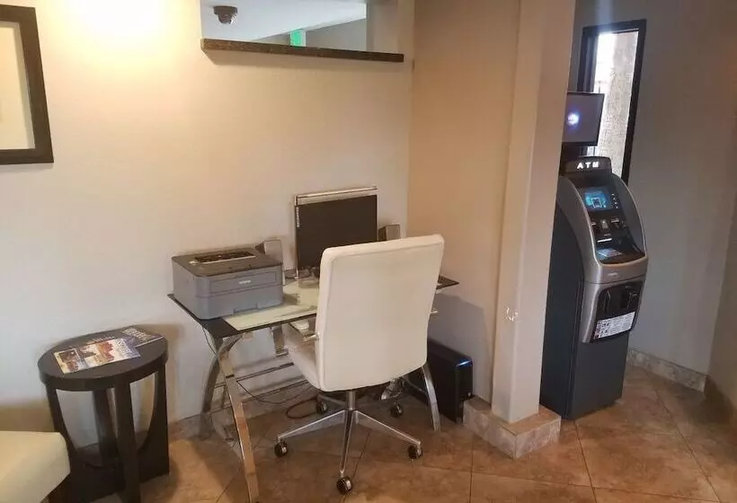 호텔 Infinity Inn & Suites