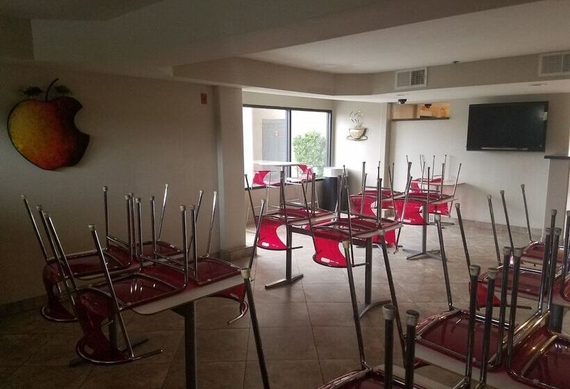 בית מלון כפרי Infinity Inn & Suites