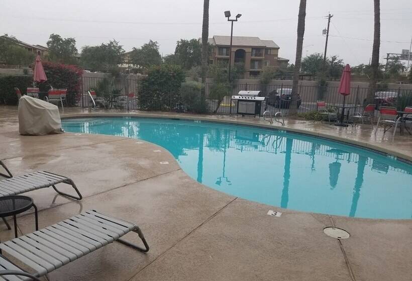 בית מלון כפרי Infinity Inn & Suites