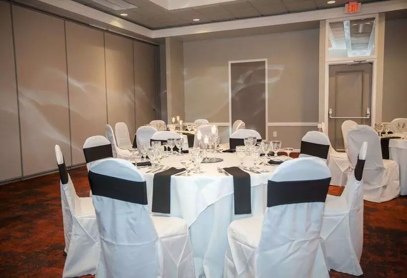 Ramada By Wyndham Jacksonville Hotel & Conference Center