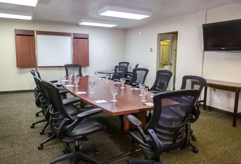 Ramada By Wyndham Jacksonville Hotel & Conference Center