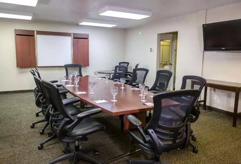 Ramada By Wyndham Jacksonville Hotel & Conference Center