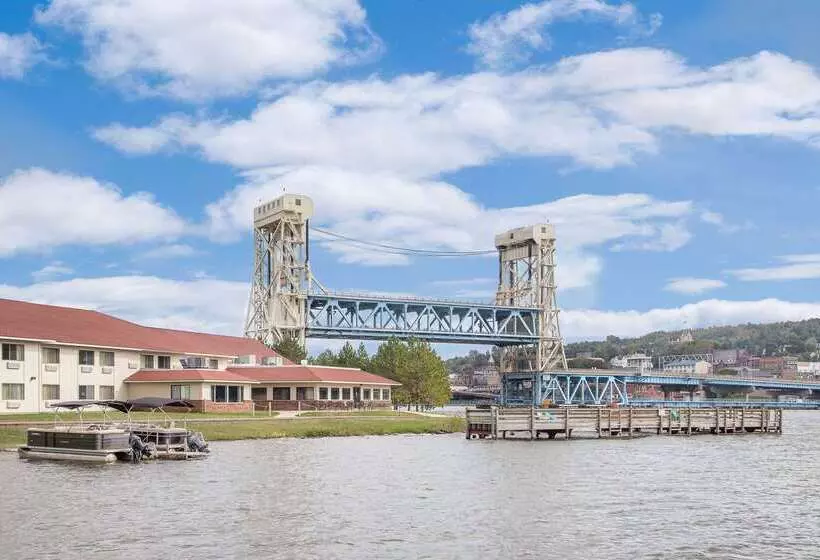 בית מלון כפרי Ramada By Wyndham Hancock Waterfront