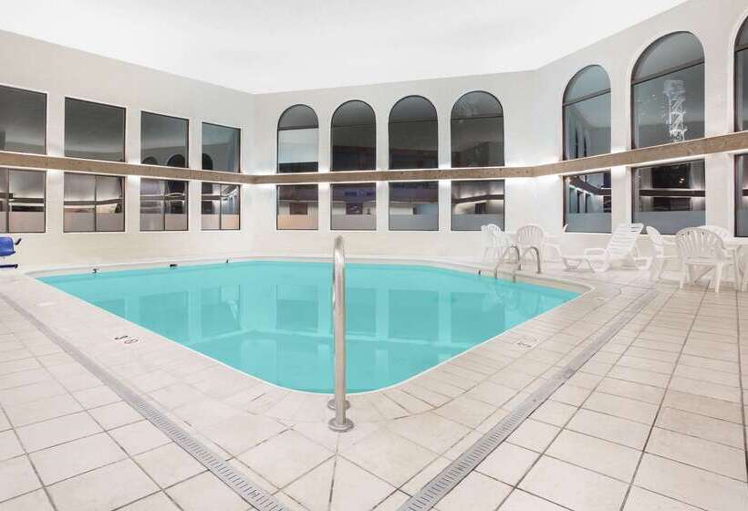 호텔 Ramada By Wyndham Hancock Waterfront