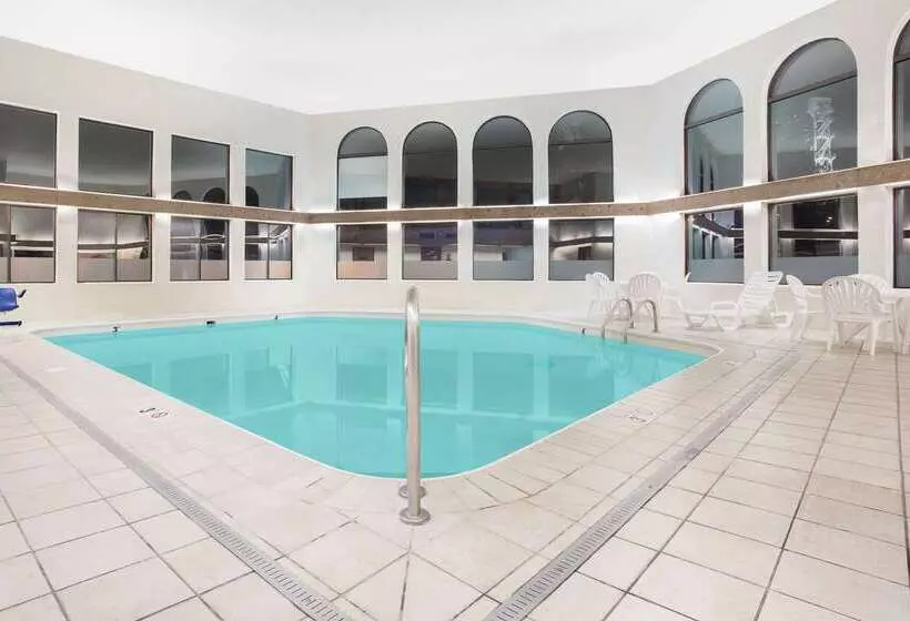 בית מלון כפרי Ramada By Wyndham Hancock Waterfront