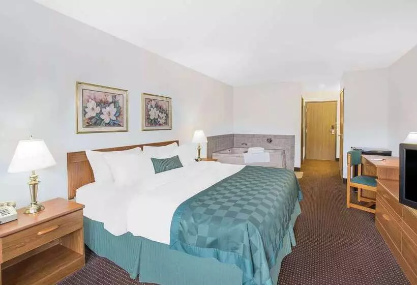 בית מלון כפרי Ramada By Wyndham Hancock Waterfront