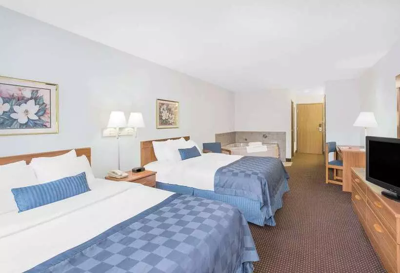 בית מלון כפרי Ramada By Wyndham Hancock Waterfront