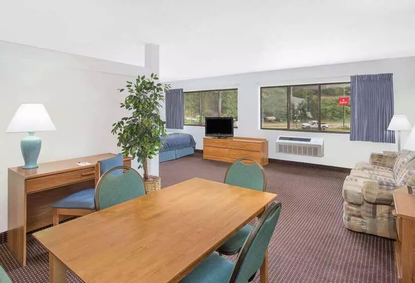 בית מלון כפרי Ramada By Wyndham Hancock Waterfront