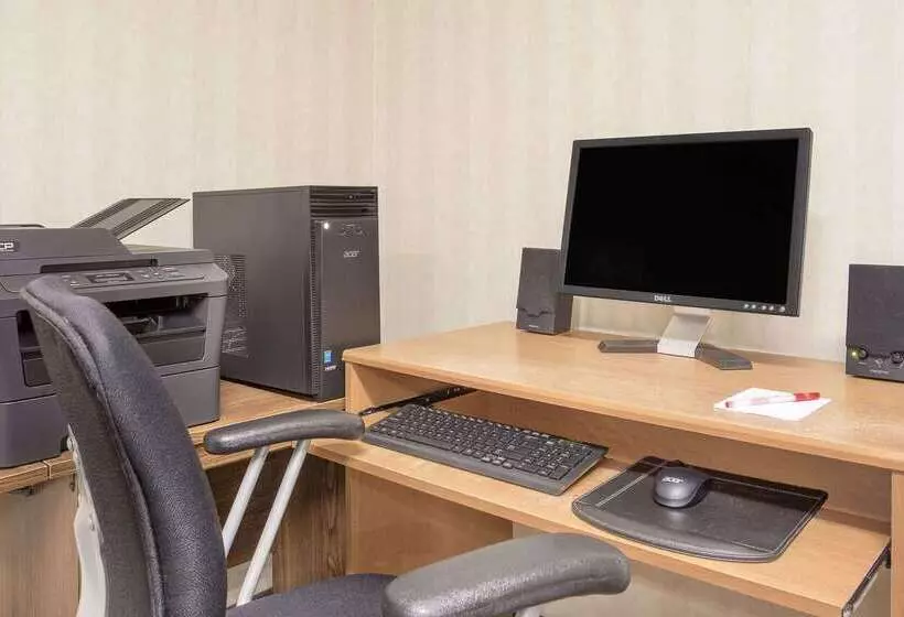 בית מלון כפרי Ramada By Wyndham Hancock Waterfront