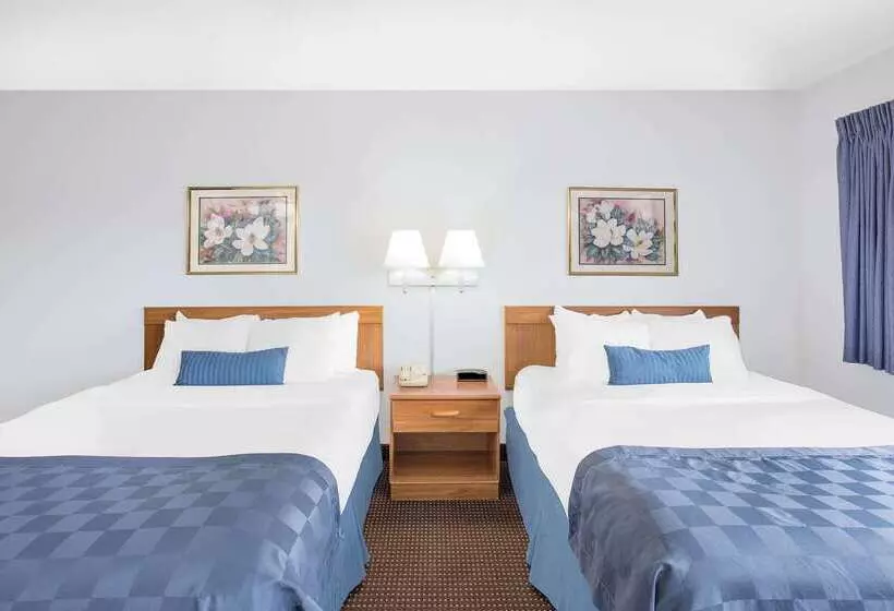 בית מלון כפרי Ramada By Wyndham Hancock Waterfront