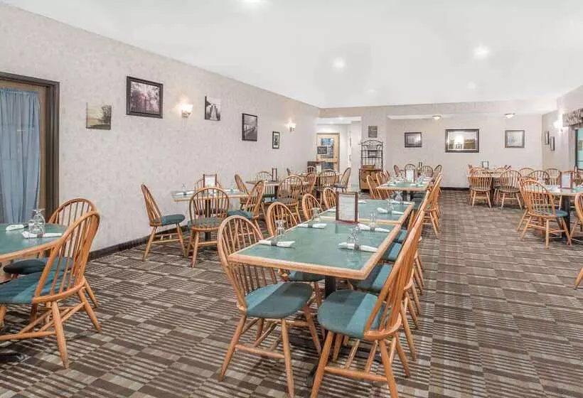 בית מלון כפרי Ramada By Wyndham Hancock Waterfront