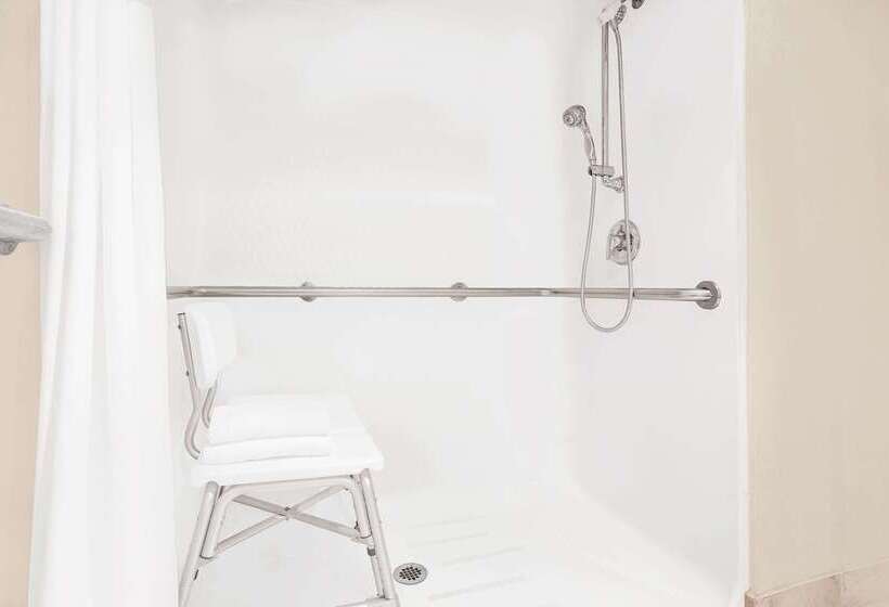 호텔 Ramada By Wyndham Hancock Waterfront